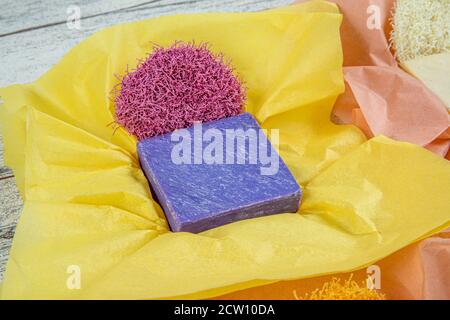 Sapone naturale alla lavanda. Lavanda prodotti termali con fiori di lavanda essiccati su un tavolo di legno. Foto Stock
