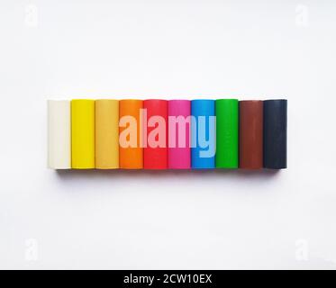 Una serie di plastilina colorata, modellante argilla isolata su sfondo  bianco. Plastilina per bambini o modelli professionali Foto stock - Alamy