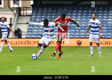 LONDRA, INGHILTERRA. 26 SETTEMBRE 2020 Bright Osayi-Samuel of QPR Battles for possession with Anfernee Dijksteel of Middlesbrough during the Sky Bet Championship match tra Queens Park Rangers e Middlesbrough al Loftus Road Stadium di Londra sabato 26 Settembre 2020. (Credit: Ivan Yordanov | MI News) Credit: MI News & Sport /Alamy Live News Foto Stock