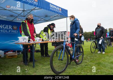 Thoresby Park, Nottinghamshire, Regno Unito. 26 Settembre 2020. Covid 19 assicura accordi al check-in per il triathlon Thoresby Park X Outlaw che si svolge domani 27 settembre 2020. Tutti gli atleti e il personale dell'evento devono rispettare le più recenti norme del Covid 19. Le maschere facciali devono essere indossate in ogni momento, tranne quando sono in competizione. Credit: Alan Beastall/Alamy Live News. Foto Stock