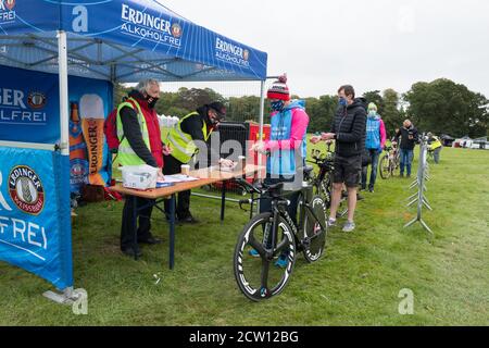 Thoresby Park, Nottinghamshire, Regno Unito. 26 Settembre 2020. Covid 19 assicura accordi al check-in per il triathlon Thoresby Park X Outlaw che si svolge domani 27 settembre 2020. Tutti gli atleti e il personale dell'evento devono rispettare le più recenti norme del Covid 19. Le maschere facciali devono essere indossate in ogni momento, tranne quando sono in competizione. Credit: Alan Beastall/Alamy Live News. Foto Stock