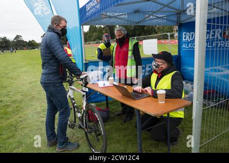 Thoresby Park, Nottinghamshire, Regno Unito. 26 Settembre 2020. Covid 19 assicura accordi al check-in per il triathlon Thoresby Park X Outlaw che si svolge domani 27 settembre 2020. Tutti gli atleti e il personale dell'evento devono rispettare le più recenti norme del Covid 19. Le maschere facciali devono essere indossate in ogni momento, tranne quando sono in competizione. Credit: Alan Beastall/Alamy Live News. Foto Stock