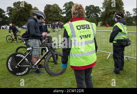 Thoresby Park, Nottinghamshire, Regno Unito. 26 Settembre 2020. Covid 19 assicura accordi al check-in per il triathlon Thoresby Park X Outlaw che si svolge domani 27 settembre 2020. Tutti gli atleti e il personale dell'evento devono rispettare le più recenti norme del Covid 19. Le maschere facciali devono essere indossate in ogni momento, tranne quando sono in competizione. Credit: Alan Beastall/Alamy Live News. Foto Stock