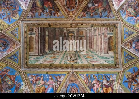 Sala di Costantino (1517-1525), volta, decorata da Tommaso Laureti, concluse alla fine del 1585, allegoria del Trionfo della religione cristiana, Musei Foto Stock