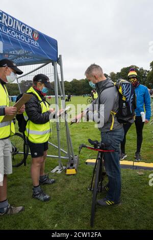 Thoresby Park, Nottinghamshire, Regno Unito. 26 Settembre 2020. Covid 19 assicura accordi al check-in per il triathlon Thoresby Park X Outlaw che si svolge domani 27 settembre 2020. Tutti gli atleti e il personale dell'evento devono rispettare le più recenti norme del Covid 19. Le maschere facciali devono essere indossate in ogni momento, tranne quando sono in competizione. Credit: Alan Beastall/Alamy Live News. Foto Stock