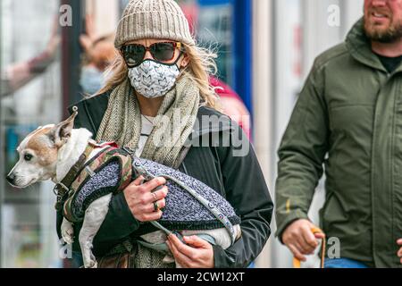 WIMBLEDON LONDRA, REGNO UNITO 26 SETTEMBRE 2020. Una donna porta il suo cane nel centro di Wimbledon. I dati del governo mostrano che il tasso a cui il virus di Covid-19 si sta diffondendo è stato in aumento e il numero R che indica quanto velocemente la pandemia di coronavirus sta crescendo, ha aumentato il credito: amer Ghazzal / Alamy Live News Foto Stock