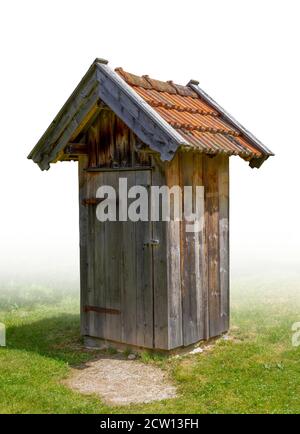 storico pit in legno gradiente latrina isolato in bianco schiena Foto Stock