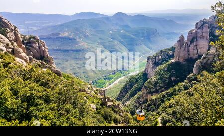 Montserrat - una catena rocciosa multi-peaked situata vicino alla città di Barcellona, in Catalogna, Spagna. Foto Stock