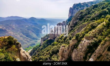 Montserrat - una catena rocciosa multi-peaked situata vicino alla città di Barcellona, in Catalogna, Spagna. Foto Stock