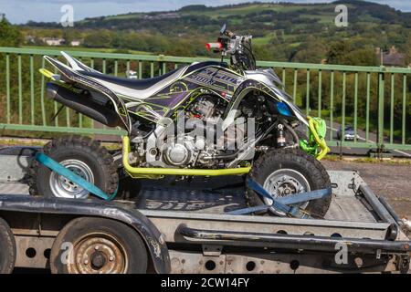 Yamaha 700R Limited Edition Raptor, collegato al rimorchio stradale, Manchester, Regno Unito Foto Stock