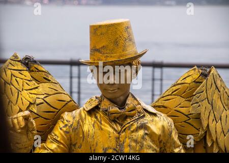 TAIPEI, TAIWAN - Gen 2020: Tamsui Old Street artist esibendosi con cappello d'oro. Artisti dipinti d'oro sulla famosa attrazione tamsui vecchia strada, vivere Foto Stock