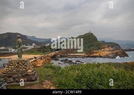 YEHLIU GEOPARK, TAIPEI, TAIWAN. Formazioni geologiche uniche, tra cui l'iconica "testa della regina", che rischia di essere decapitata. Il posto è come Foto Stock