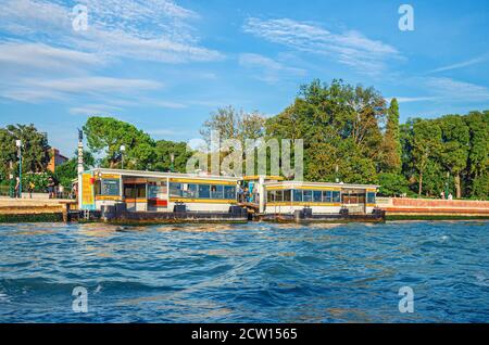 Venezia, 14 settembre 2019: Fermata della Biennale Giardini per vaporetti nei pressi dei Giardini della Biennale di Castello sestiere, vista dalle acque della laguna veneta, regione Veneto Foto Stock