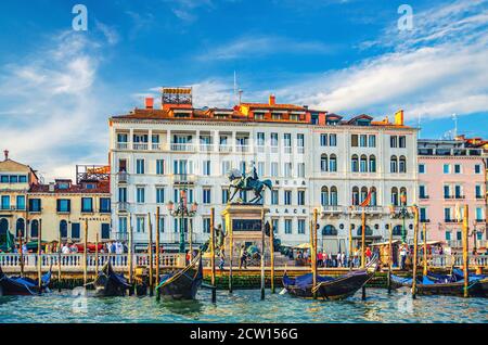 Venezia, 14 settembre 2019: Monumento a Vittorio Emanuele II, edificio dell'Hotel Londra Palace e lungomare Riva degli Schiavoni con gondole ormeggiate Foto Stock