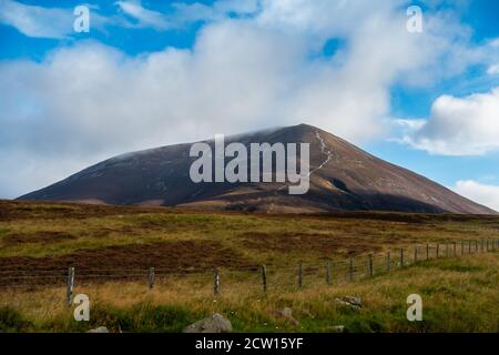 Il Carn Liath di montagna, un Munro di 976 metri e parte del massiccio di Beinn A Ghlo vicino all'atollo di Blair nel Perthshire, Scozia Foto Stock