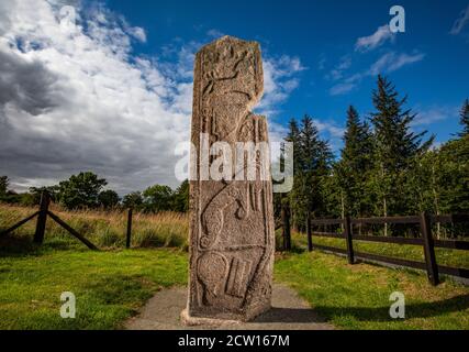 La pietra di Maiden, un'antica pietra di simbolo Pitti in piedi vicino a Inverurie, Aberdeenshire, Scozia, Regno Unito Foto Stock