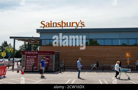 Taplow, Maidenhead Berkshire, Regno Unito. 5 maggio 2020. Questa mattina c'erano lunghe code fuori dal supermercato Sainsbury a Taplow, Berkshire. Il negozio ha adottato numerose misure di divaricamento sociale per aiutare a fermare la diffusione di Coronavirus. Credito: Maureen McLean/Alamy Foto Stock