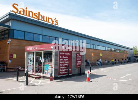 Taplow, Maidenhead Berkshire, Regno Unito. 5 maggio 2020. Questa mattina c'erano lunghe code fuori dal supermercato Sainsbury a Taplow, Berkshire. Il negozio ha adottato numerose misure di divaricamento sociale per aiutare a fermare la diffusione di Coronavirus. Credito: Maureen McLean/Alamy Foto Stock