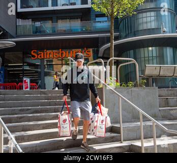 Maidenhead, Berkshire, Regno Unito. 4 maggio 2020. Un uomo fa il suo shopping alimentare essenziale a Sainsbury's a Maidenhead, Berkshire durante il Coronavirus Pandemic Lockdown. Credito: Maureen McLean/Alamy Foto Stock