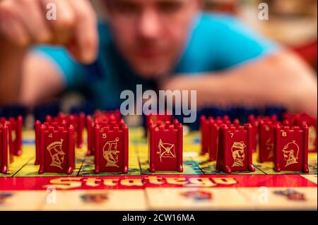 Vista a livello di bordo di gioco da tavolo stategy in azione Foto Stock