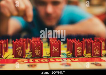 Vista a livello di bordo di gioco da tavolo stategy in azione Foto Stock