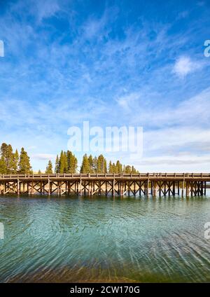 Ponte di pesca nel Parco Nazionale di Yellowstone, Wyoming negli Stati Uniti. Foto Stock