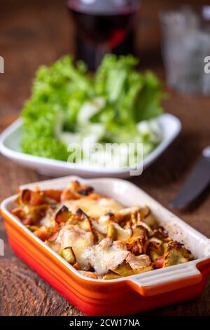 pasta gratinata su legno scuro Foto Stock