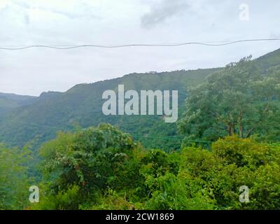 un'alta montagna e alberi una vista da idukki india Foto Stock