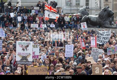 Londra, Regno Unito. 25 Settembre 2020. Migliaia di teorici della cospirazione di Covid 19 tengono un grande rally e una dimostrazione in Trafalgar Square. Sono insoddisfatti delle restrizioni imposte dal governo e dell'uso di maschere facciali. La polizia MET ha cercato di chiudere la manifestazione dopo che i manifestanti non sono riusciti a rispettare le distanze sociali. Credit: Mark Thomas/Alamy Live News Foto Stock