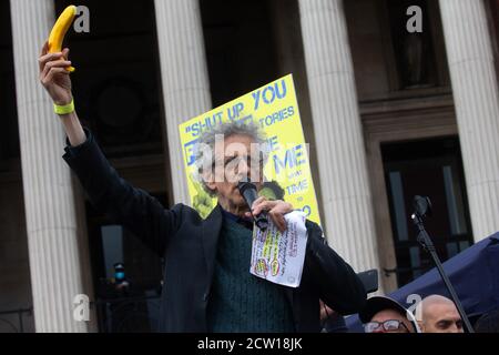 Londra, Regno Unito. 25 Settembre 2020. Piers Corbyn, fratello di Jeremy Corbyn, tiene una banana di plastica al rally migliaia di teorici del cospirato di Covid 19 tengono un grande rally e una dimostrazione in Trafalgar Square. Sono insoddisfatti delle restrizioni imposte dal governo e dell'uso di maschere facciali. La polizia MET ha cercato di chiudere la manifestazione dopo che i manifestanti non sono riusciti a rispettare le distanze sociali. Credit: Mark Thomas/Alamy Live News Foto Stock