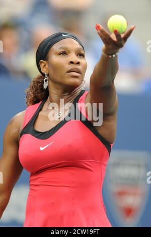 Queens, Stati Uniti d'America. 11 Settembre 2011. FLUSHING NY- SETTEMBRE 11: Il tennista australiano Samantha Stosur festeggia dopo aver vinto contro US Serena Williams durante le finali del Women's US Open 2011 all'USTA Billie Jean King National Tennis Center a New York il 11 settembre 2011. Persone: Serena Williams Credit: Storms Media Group/Alamy Live News Foto Stock