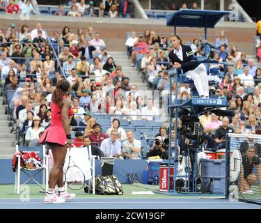 Queens, Stati Uniti d'America. 13 Settembre 2011. FLUSHING NY- SETTEMBRE 11: Serena Williams si è addetta al giudice durante le finali femminili sullo stadio Arthur Ashe all'USTA Billie Jean King National Tennis Center il 11 settembre 2011 in Flushing Queens. Persone: Serena Williams Credit: Storms Media Group/Alamy Live News Foto Stock