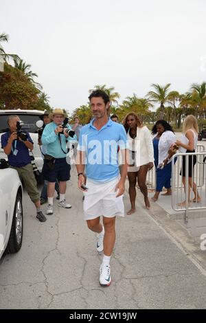 KEY BISCAYNE, FL - MARZO 29: Serena Williams si vede sulla spiaggia dopo aver vinto il torneo di tennis Sony Open al Crandon Park Tennis Center il 29 Marzo 2014 a Key Biscayne, Florida. Persone: Serena Williams, Patrick Mouratoglou Credit: Storms Media Group/Alamy Live News Foto Stock