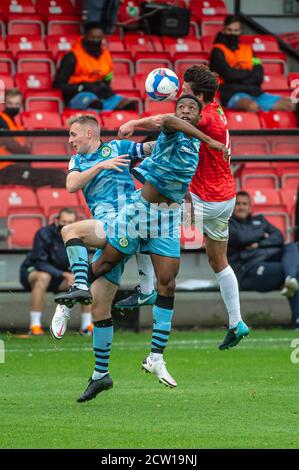 SALFORD, INGHILTERRA. 26 SETTEMBRE 2020 tre giocatori vanno tutti per la palla durante la partita Sky Bet League 2 tra Salford City e Forest Green Rover a Moor Lane, Salford. (Credit: Ian Charles | MI News) Credit: MI News & Sport /Alamy Live News Foto Stock