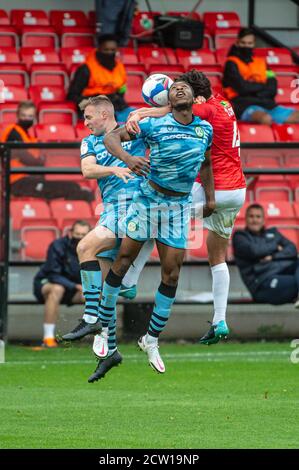 SALFORD, INGHILTERRA. 26 SETTEMBRE 2020 tre giocatori vanno tutti per la palla durante la partita Sky Bet League 2 tra Salford City e Forest Green Rover a Moor Lane, Salford. (Credit: Ian Charles | MI News) Credit: MI News & Sport /Alamy Live News Foto Stock