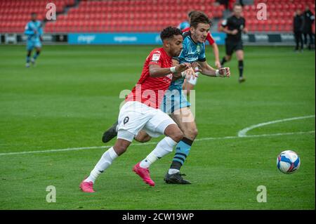 SALFORD, INGHILTERRA. 26 SETTEMBRE 2020 Liam Kitchen of Forest Green Rovers affronta Bruno Andrade del Salford City FC durante la partita Sky Bet League 2 tra Salford City e Forest Green Rovers a Moor Lane, Salford. (Credit: Ian Charles | MI News) Credit: MI News & Sport /Alamy Live News Foto Stock