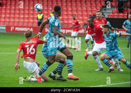 SALFORD, INGHILTERRA. 26 SETTEMBRE 2020 confusione nella Forest Green Box durante la partita Sky Bet League 2 tra Salford City e Forest Green Rover a Moor Lane, Salford. (Credit: Ian Charles | MI News) Credit: MI News & Sport /Alamy Live News Foto Stock