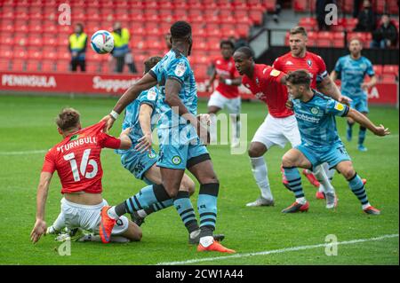 SALFORD, INGHILTERRA. 26 SETTEMBRE 2020 confusione nella Forest Green Box durante la partita Sky Bet League 2 tra Salford City e Forest Green Rover a Moor Lane, Salford. (Credit: Ian Charles | MI News) Credit: MI News & Sport /Alamy Live News Foto Stock