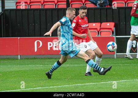 SALFORD, INGHILTERRA. 26 SETTEMBRE 2020 Carl Winchester of Forest Green Rovers affronta Ian Henderson del Salford City FC durante la partita Sky Bet League 2 tra Salford City e Forest Green Rovers a Moor Lane, Salford. (Credit: Ian Charles | MI News) Credit: MI News & Sport /Alamy Live News Foto Stock