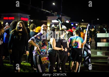 Newport News, Virginia, Stati Uniti. 25 Settembre 2020. I manifestanti hanno guidato da Black Lives Matter 757 cantano in occasione di un raduno di campagna presso l'aeroporto internazionale Newport News/Williamsburg di Newport News, Virginia, il 25 settembre 2020. Credit: John C. Clark/ZUMA Wire/Alamy Live News Foto Stock