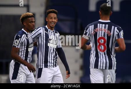 Callum Robinson (centro) di West Bromwich Albion festeggia il secondo gol del suo fianco con i compagni di squadra Grady Diangana (a sinistra) e Jake Livermore durante la partita della Premier League a Hawthorns, West Bromwich. Foto Stock