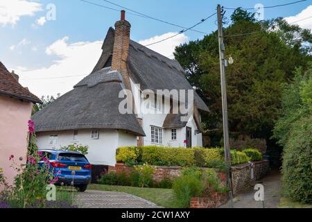 Bella casa con tetto di paglia a Kersey, Suffolk, Regno Unito. Foto Stock