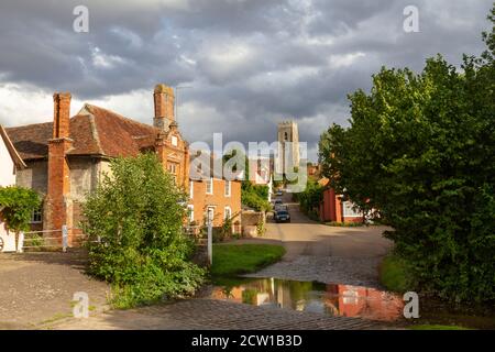 Generale attraverso un guado nel centro del grazioso villaggio di Kersey, Suffolk, Regno Unito. Foto Stock