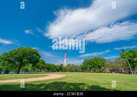 I camini della stazione di generazione di Ravenswood si trovano oltre il Queens Bridge Park. Foto Stock