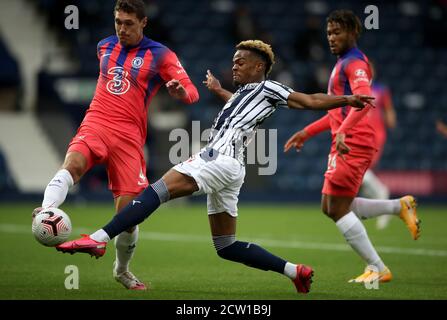 Andreas Christensen di Chelsea (a sinistra) e la Grady Diangana di West Bromwich Albion combattono per la palla durante la partita della Premier League ai Hawthorns, West Bromwich. Foto Stock