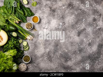 Ingredienti per cucinare cibo vegano sano. Vista dall'alto con spazio per la copia Foto Stock