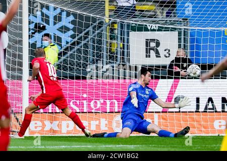 SITTARD, Fortuna Sittard - AZ, Stati Uniti. 26 settembre 2020. Calcio, Eredivisie olandese, Stagione 2020-2021, Fortuna Sittard Stadium, AZ giocatore Dani de WIT (L) punteggi 1-1, Fortuna Sittard portiere Alexei Koselev (R) credito: Pro Shots/Alamy Live News Foto Stock