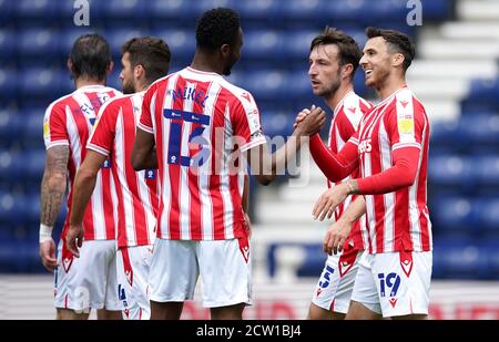 Lee Gregory (a destra) di Stoke City celebra il primo gol del suo fianco con i compagni di squadra durante la partita del campionato Sky Bet a Deepdale, Preston. Foto Stock