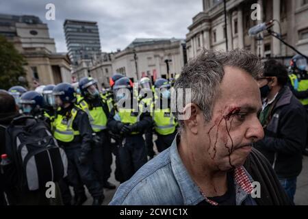 Migliaia di manifestanti privi di confusione ignorano le distanze sociali per ‘non siamo d’accordo’ per la protesta e il raduno anti-blocco a Trafalgar Square, Londra, Regno Unito. Foto Stock