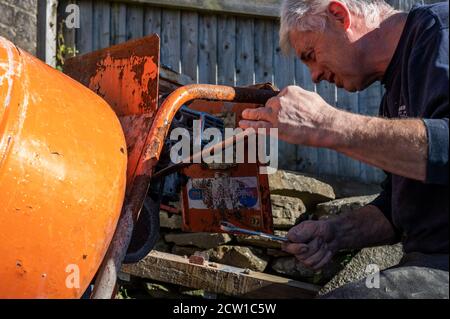 Cinghia del miscelatore per cerment di fissaggio maschio senior impostando la tensione di cinghia per evitare lo slittamento Foto Stock